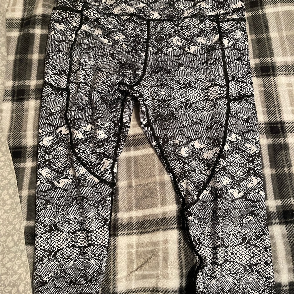 Zyia Active Capri snakeskin leggings - size 16-18